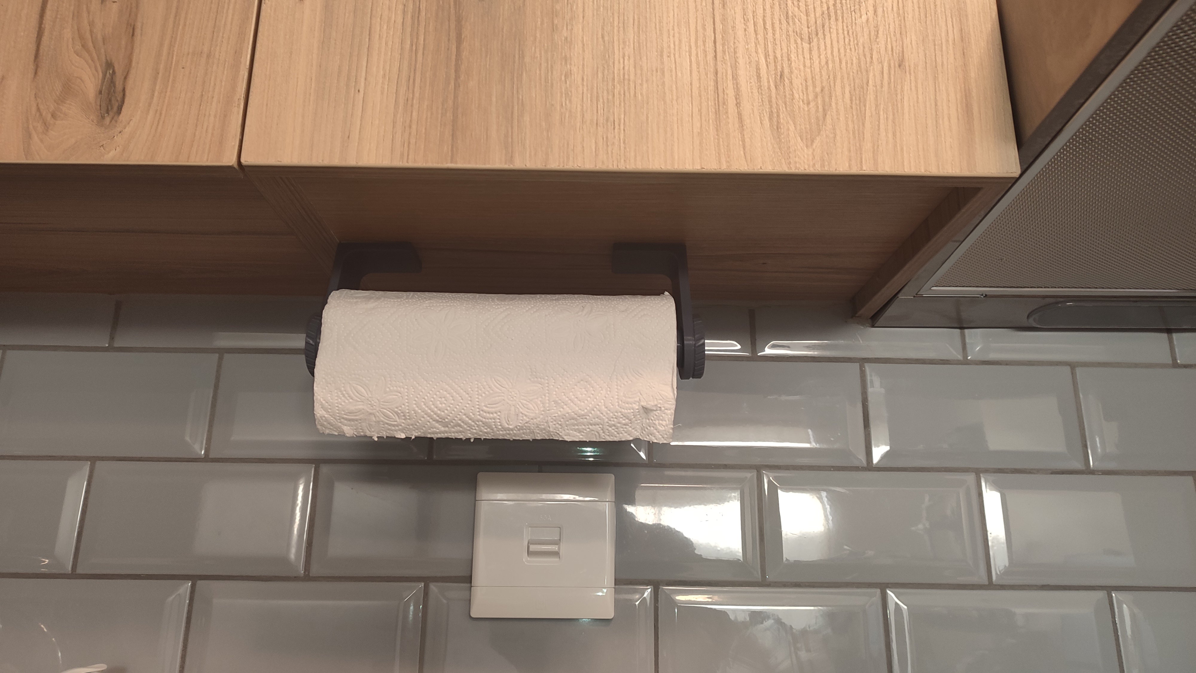 Papieren handdoekhouder voor onder de kast
