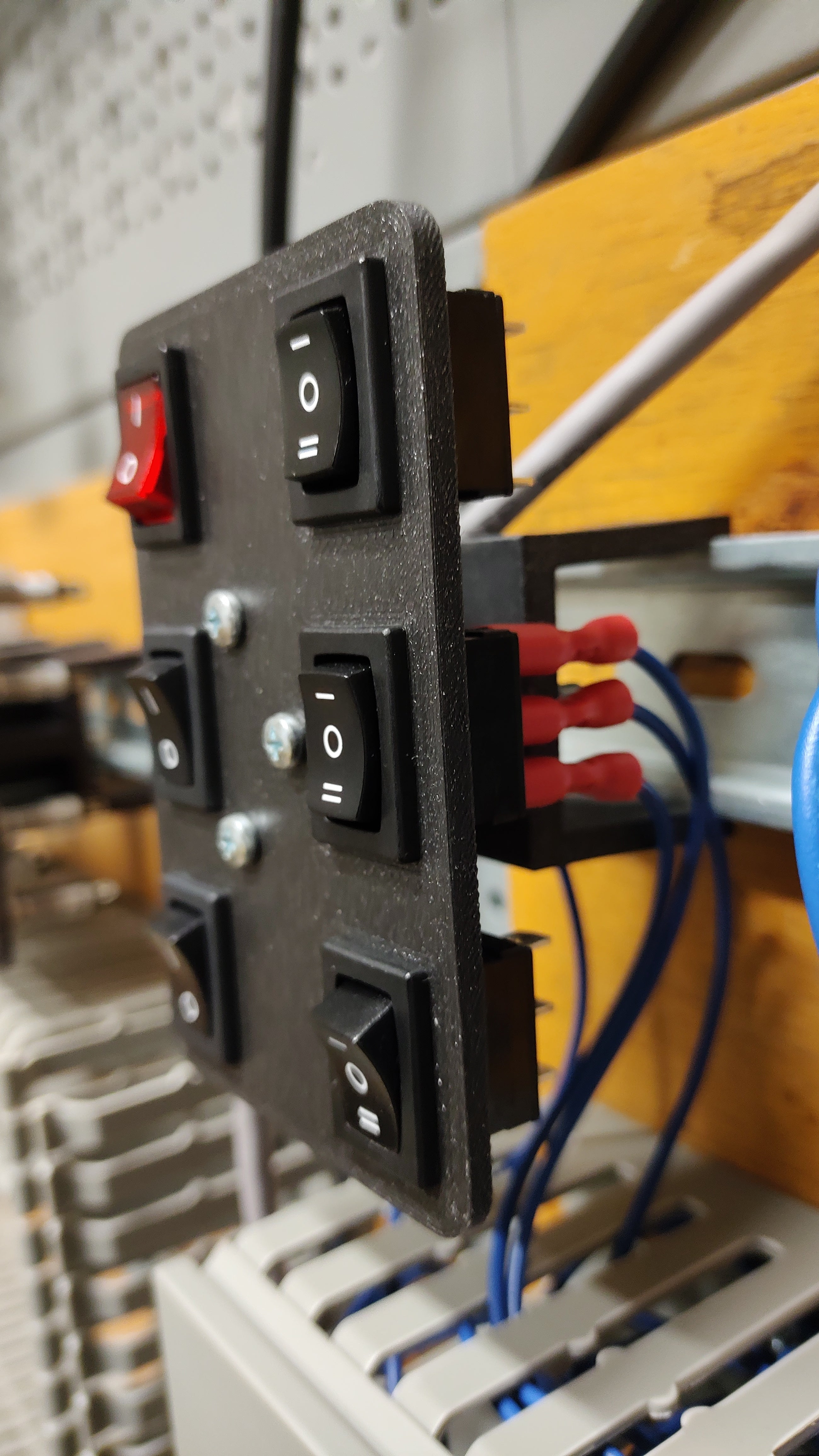 DIN-railhouder voor knoppen en LED-indicatoren