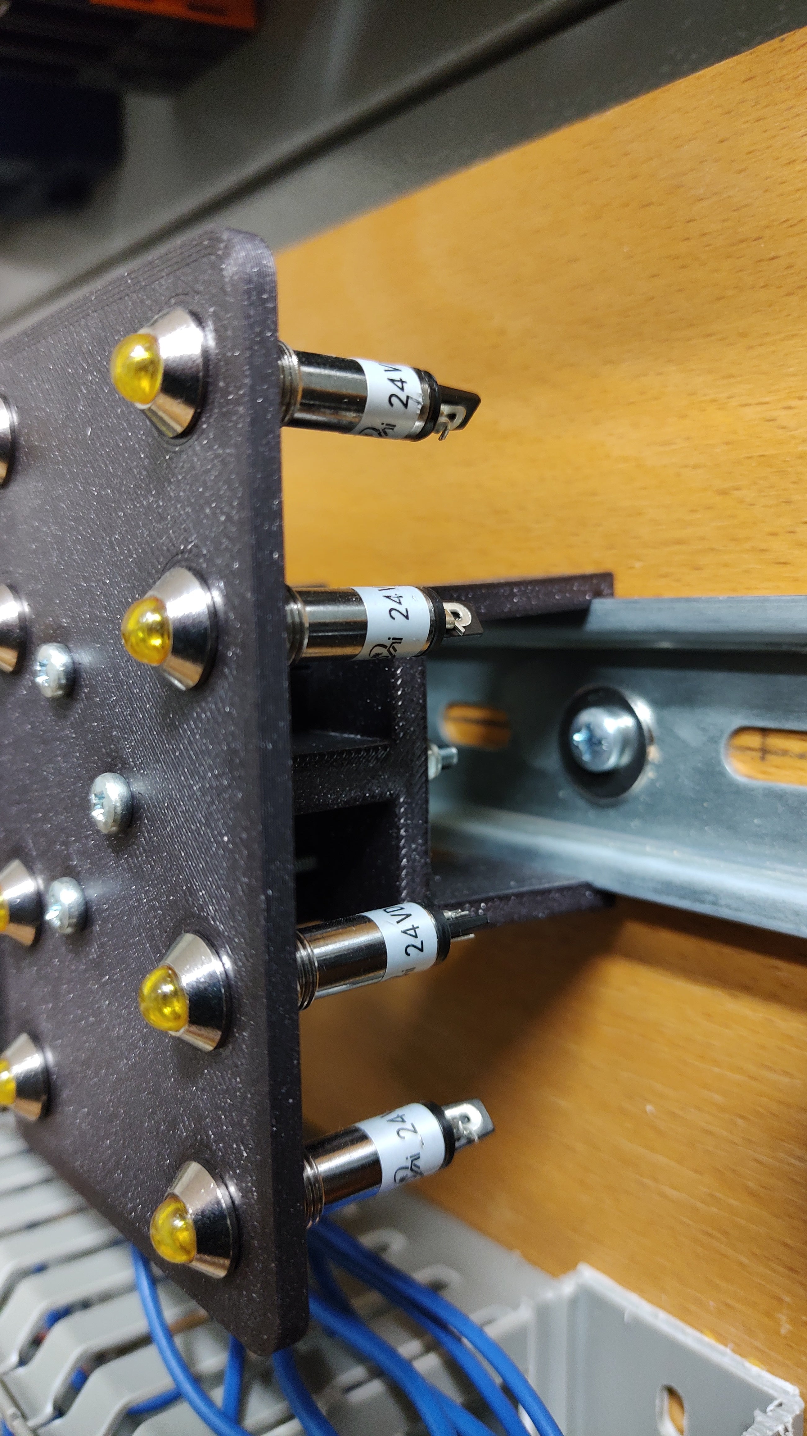 DIN-railhouder voor knoppen en LED-indicatoren