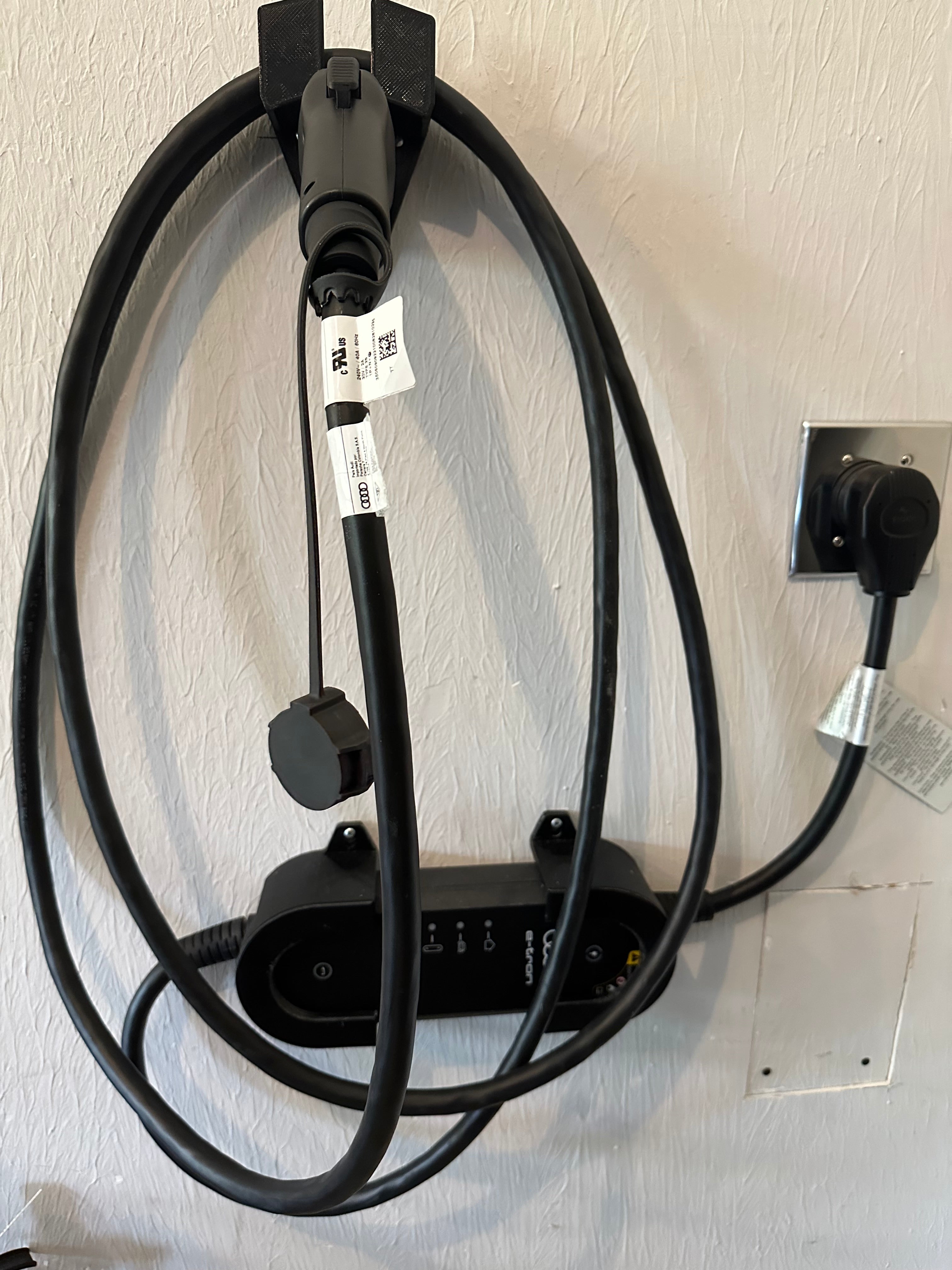 Wandgemonteerde houder voor J1772 CCS1 EV-oplader