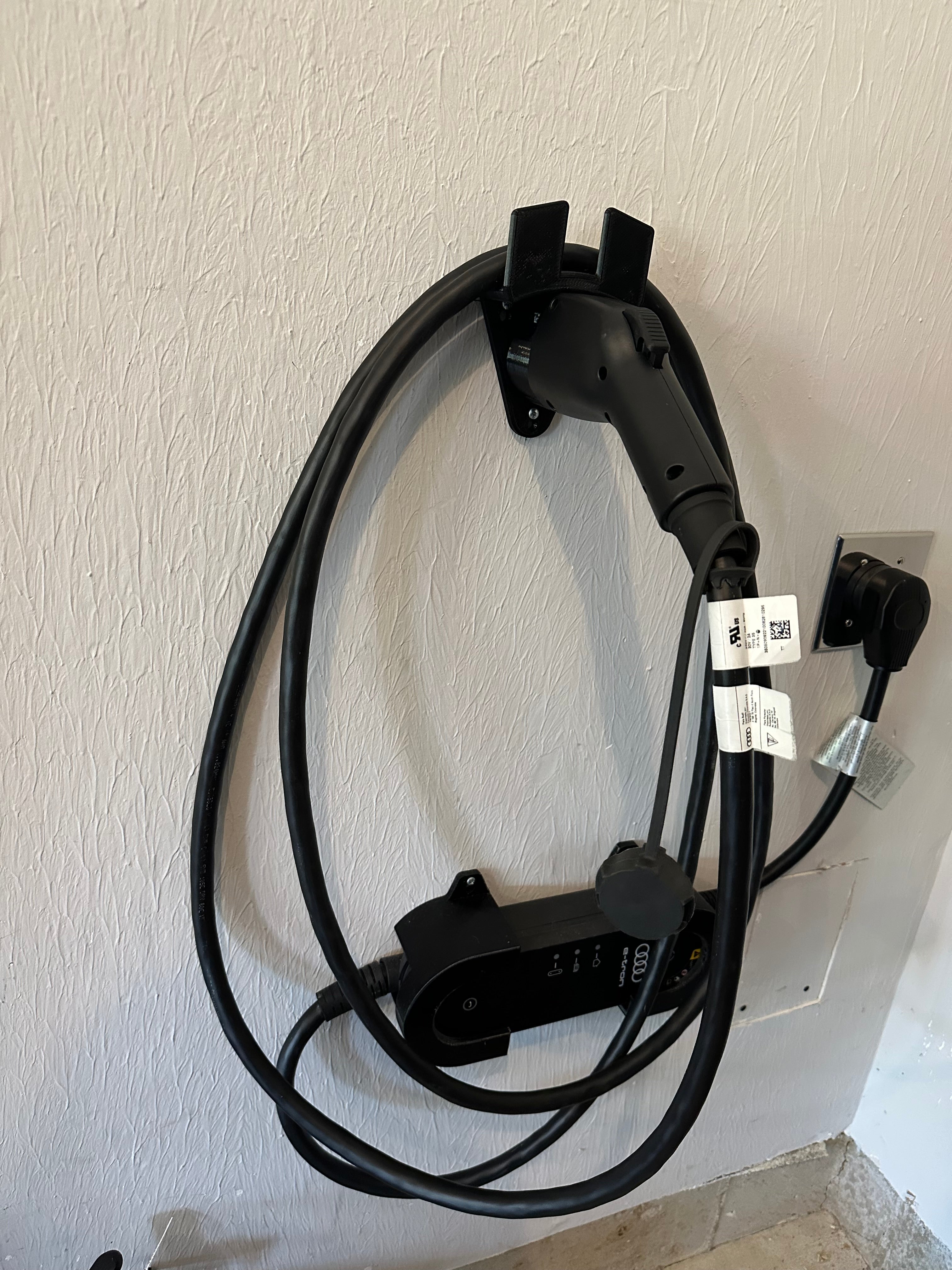 Wandgemonteerde houder voor J1772 CCS1 EV-oplader