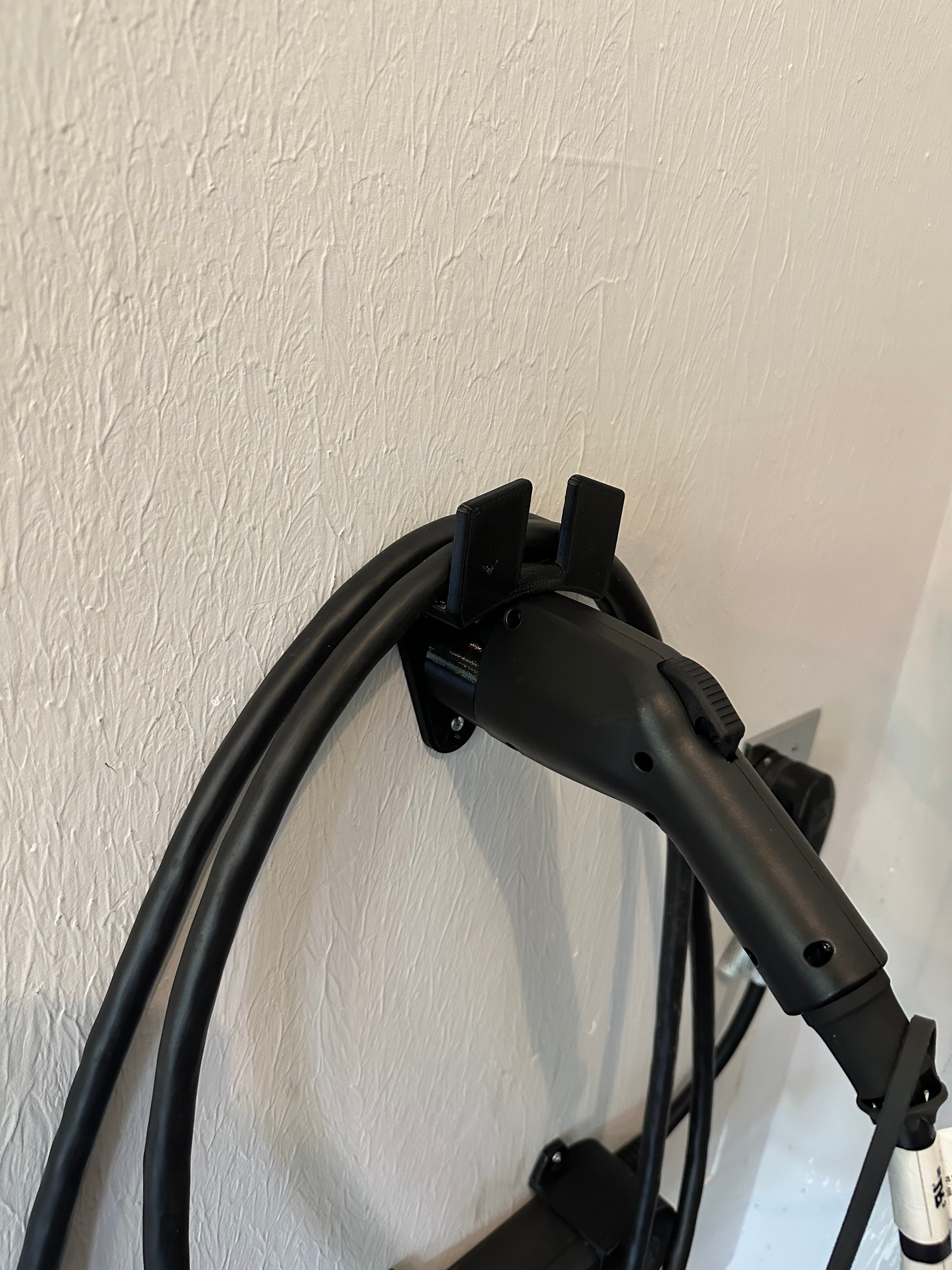 Wandgemonteerde houder voor J1772 CCS1 EV-oplader