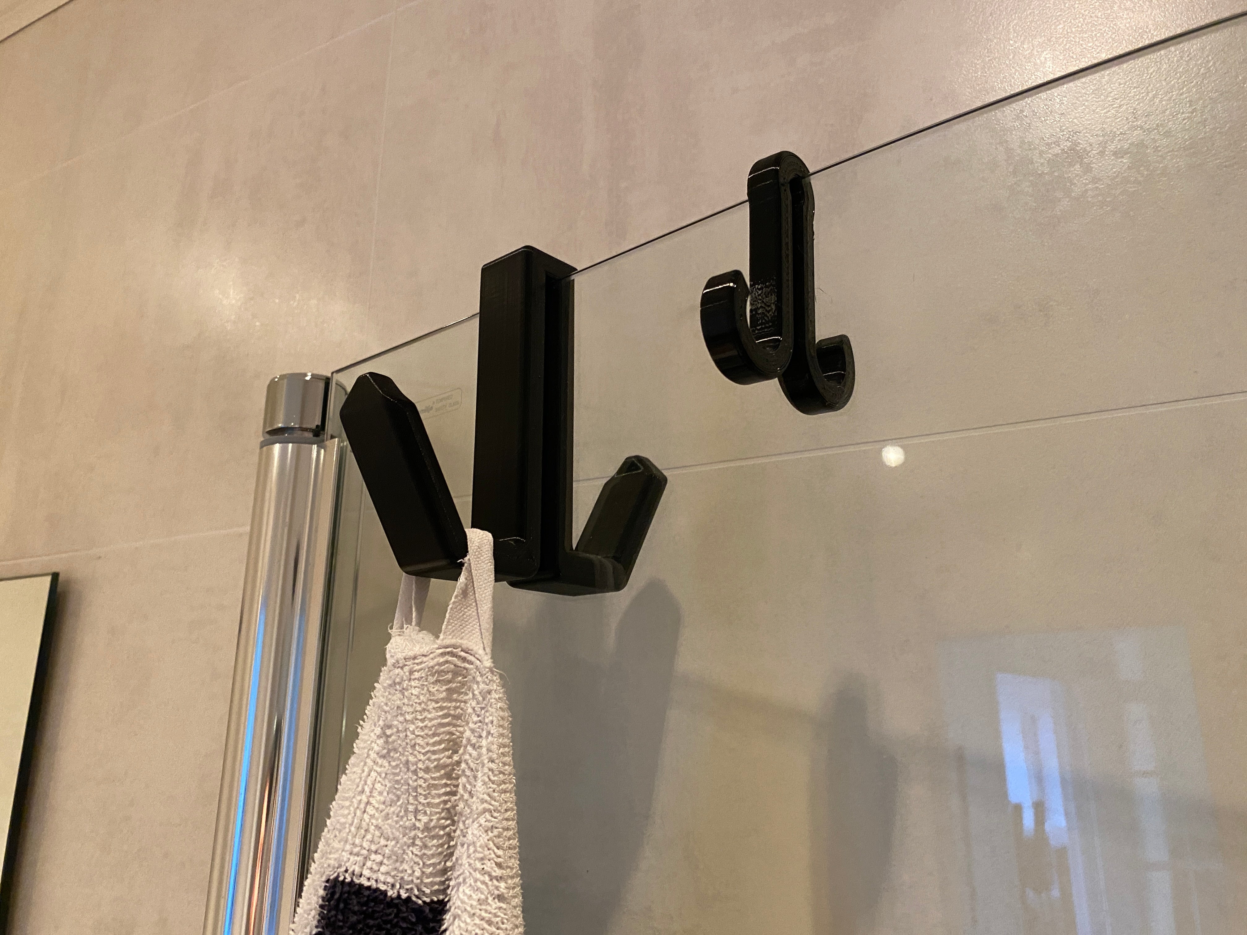 Handdoekhaak voor douchewand en -deur - Vier varianten