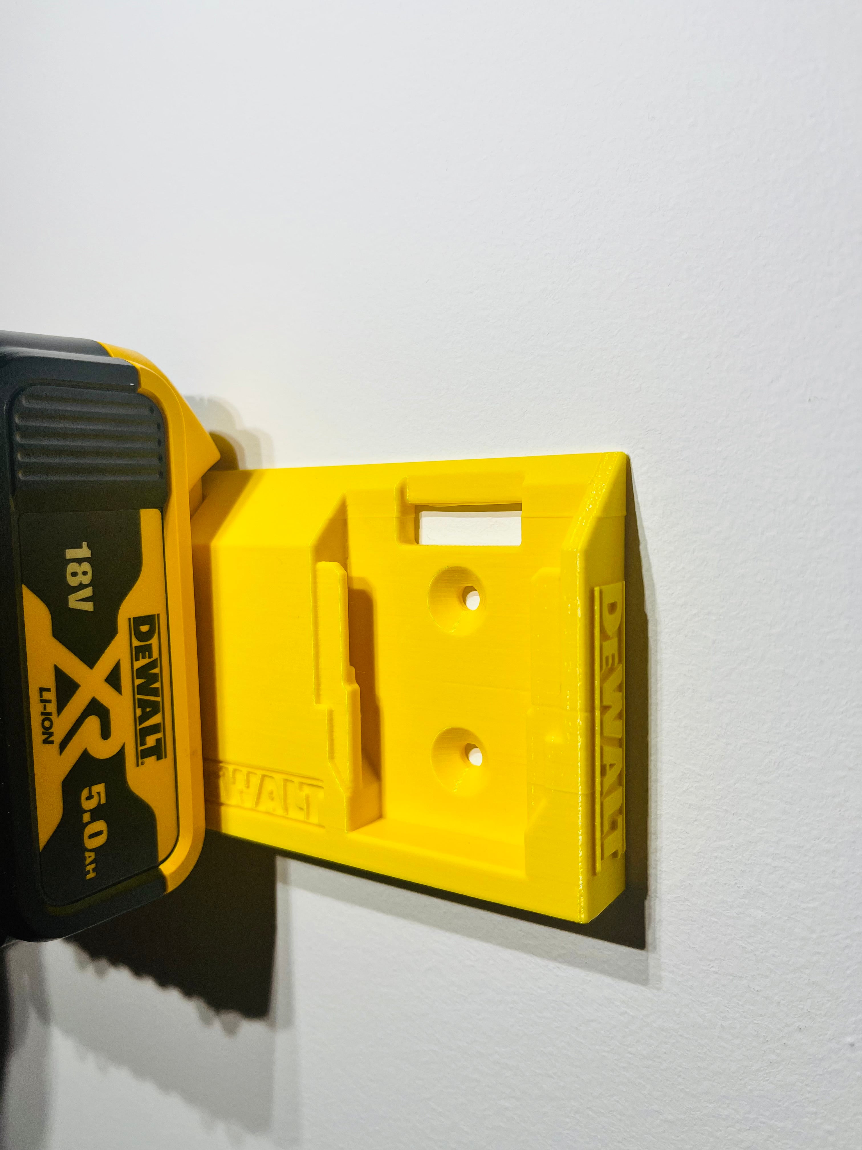 Dubbele DeWalt 18V-batterijhouder voor wand- en plafondmontage