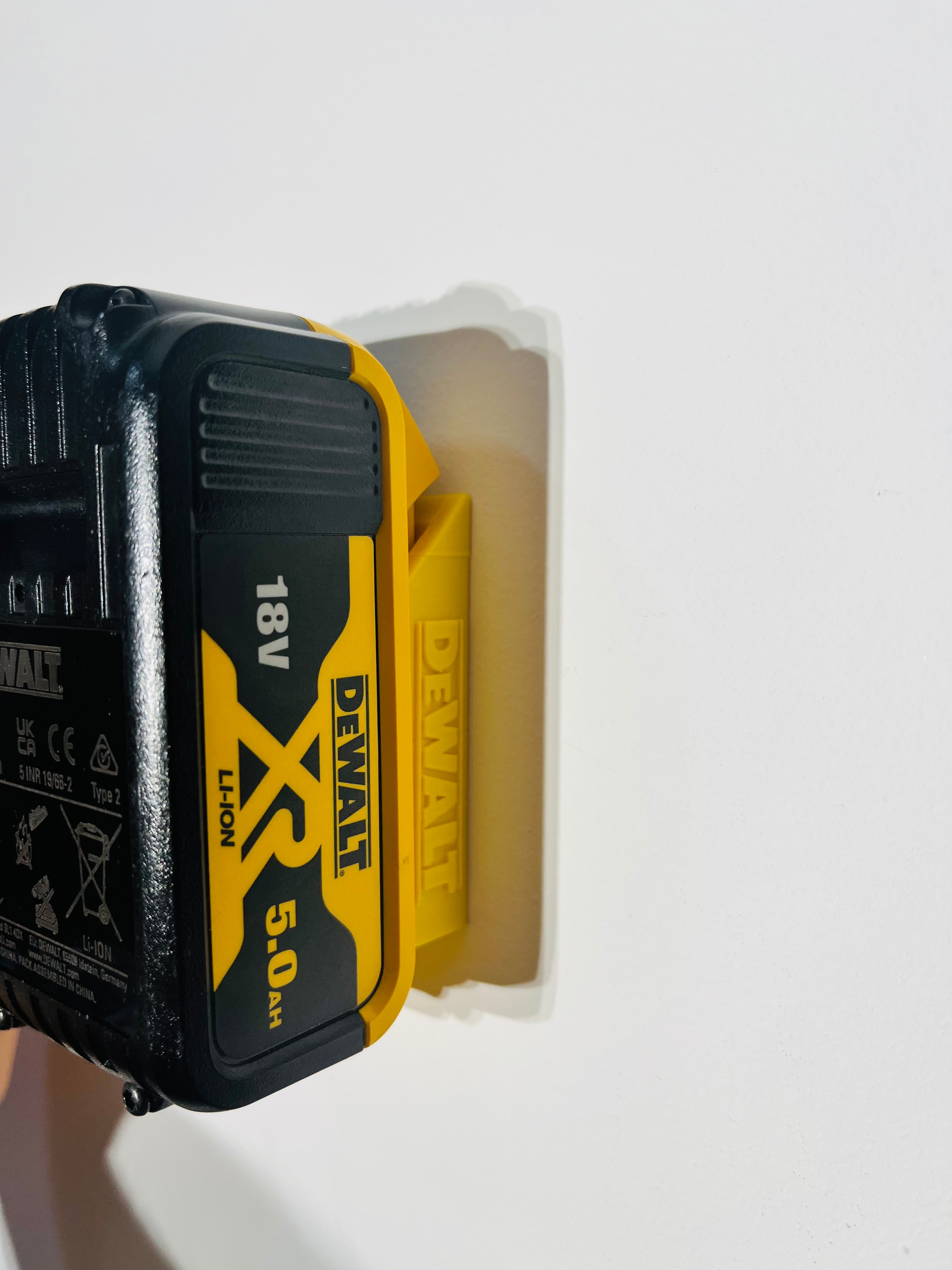 Dubbele DeWalt 18V-batterijhouder voor wand- en plafondmontage