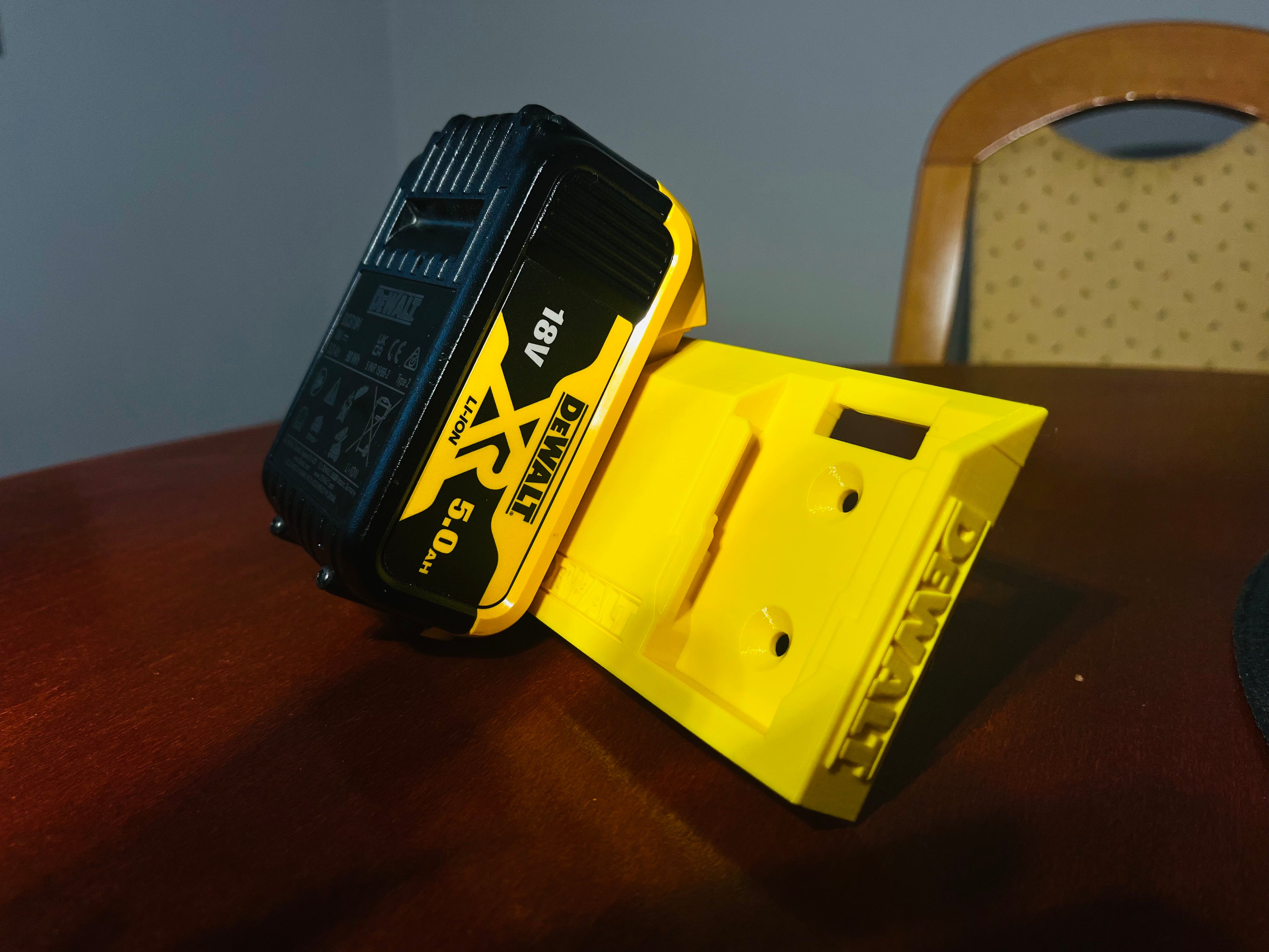 Dubbele DeWalt 18V-batterijhouder voor wand- en plafondmontage