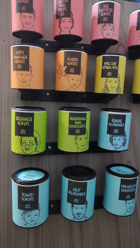 Wandgemonteerde kruidenplank voor Just Spices kruidenpotten
