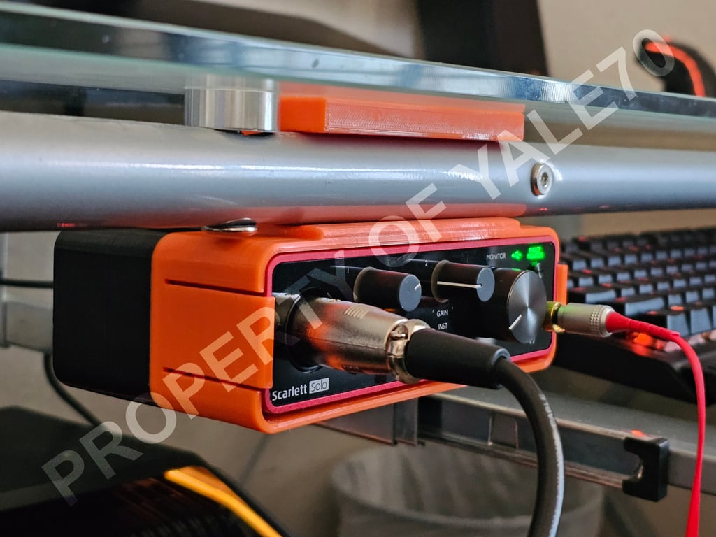 Ruimtebesparende montage voor Focusrite Scarlett Solo Gen 3 op Realspace Zentra glazen bureau