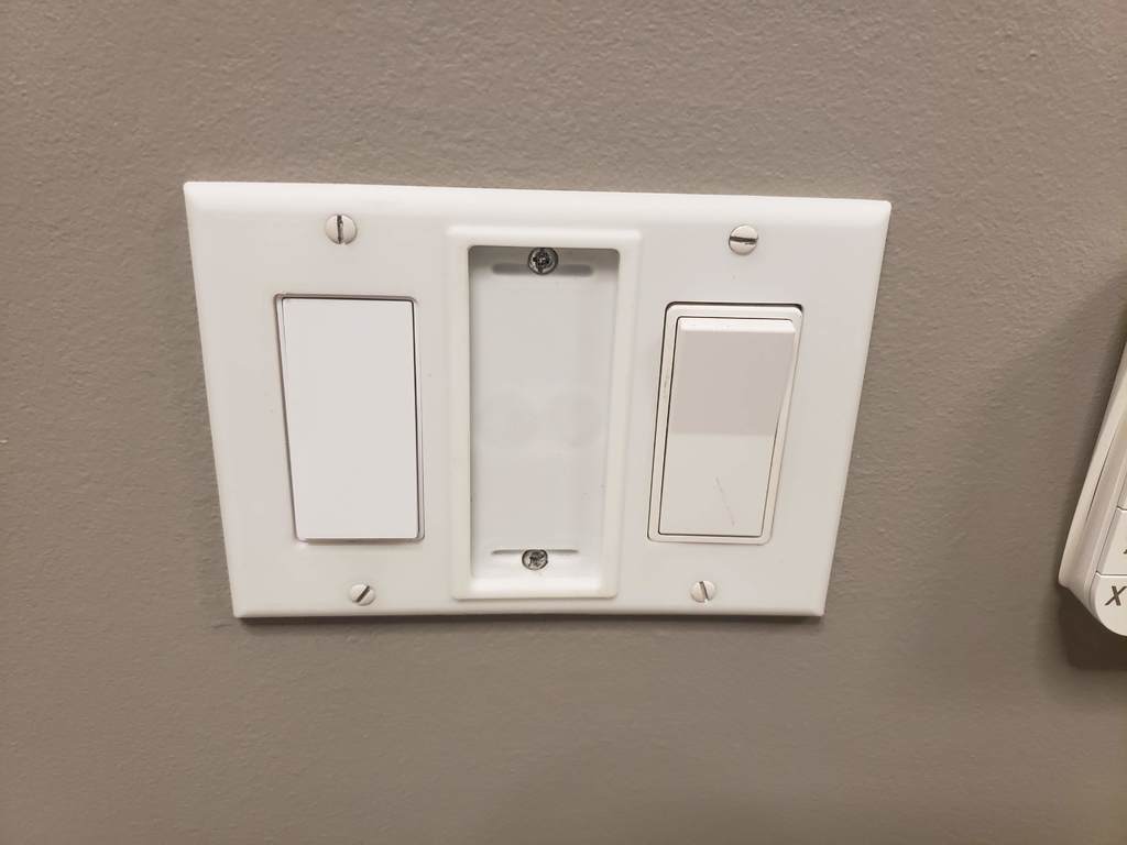 3-voudige lichtschakelaarplaat met centrale houder voor Philips Hue-afstandsbediening