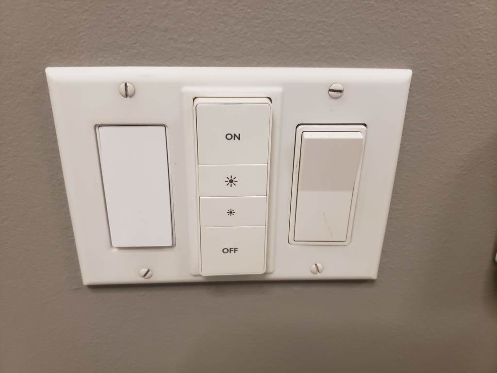 3-voudige lichtschakelaarplaat met centrale houder voor Philips Hue-afstandsbediening