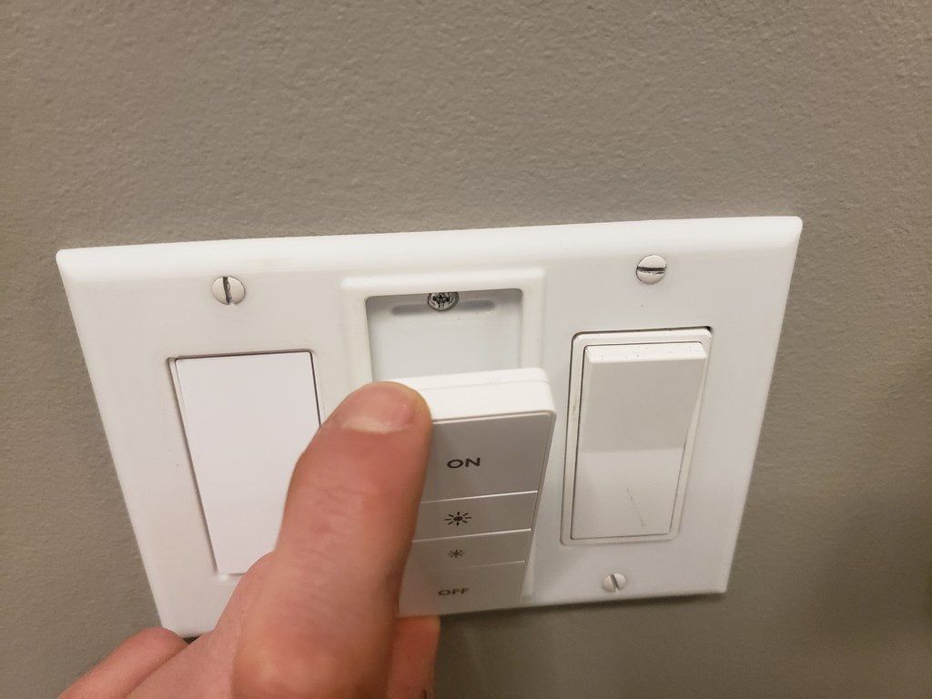3-voudige lichtschakelaarplaat met centrale houder voor Philips Hue-afstandsbediening