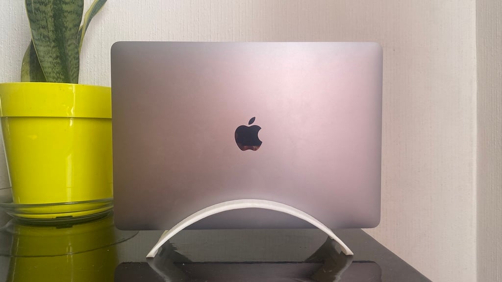 BookArc: Ruimtebesparende verticale standaard voor MacBook Pro 13"