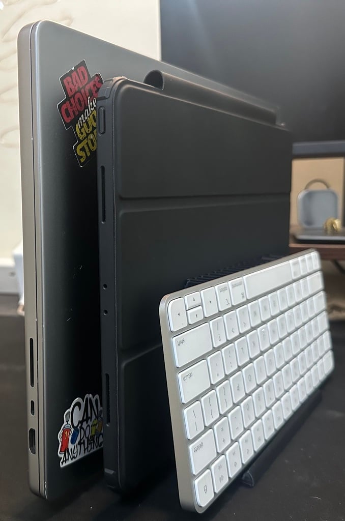 Verticale standaard voor 16' laptop, 12,9' iPad en iPhone/toetsenbord