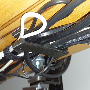 Discrete kabelhouder voor montage onder het bureau