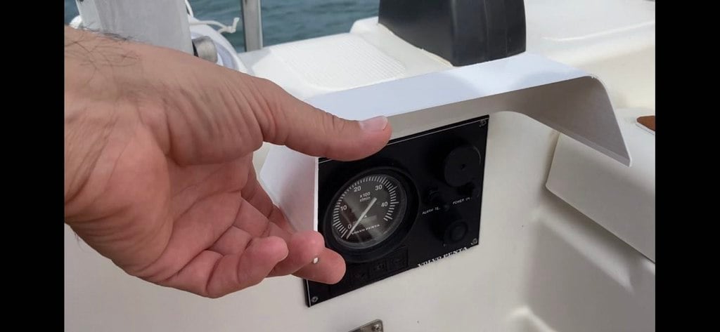 Afdekking met scharnier voor paneel op scheepsmotor