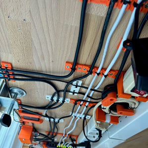 Kabelhouder voor kabelbeheer onder het bureau