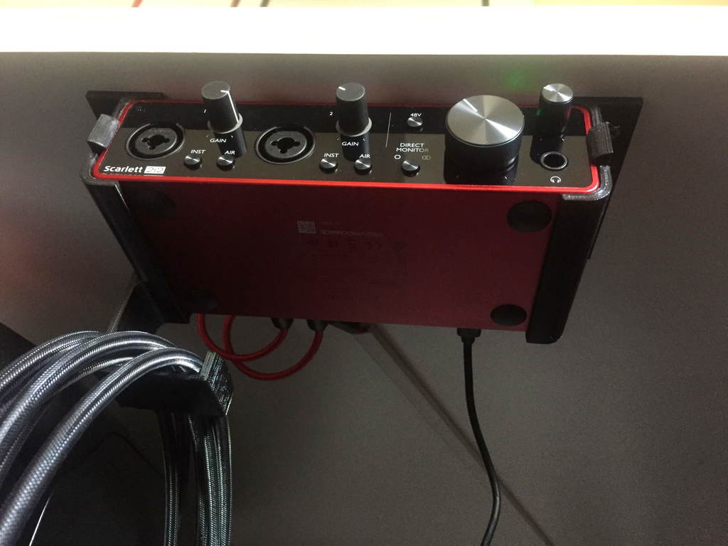 Focusrite Scarlett 2i2 3e Gen Bevestiging met Kabelbeheer