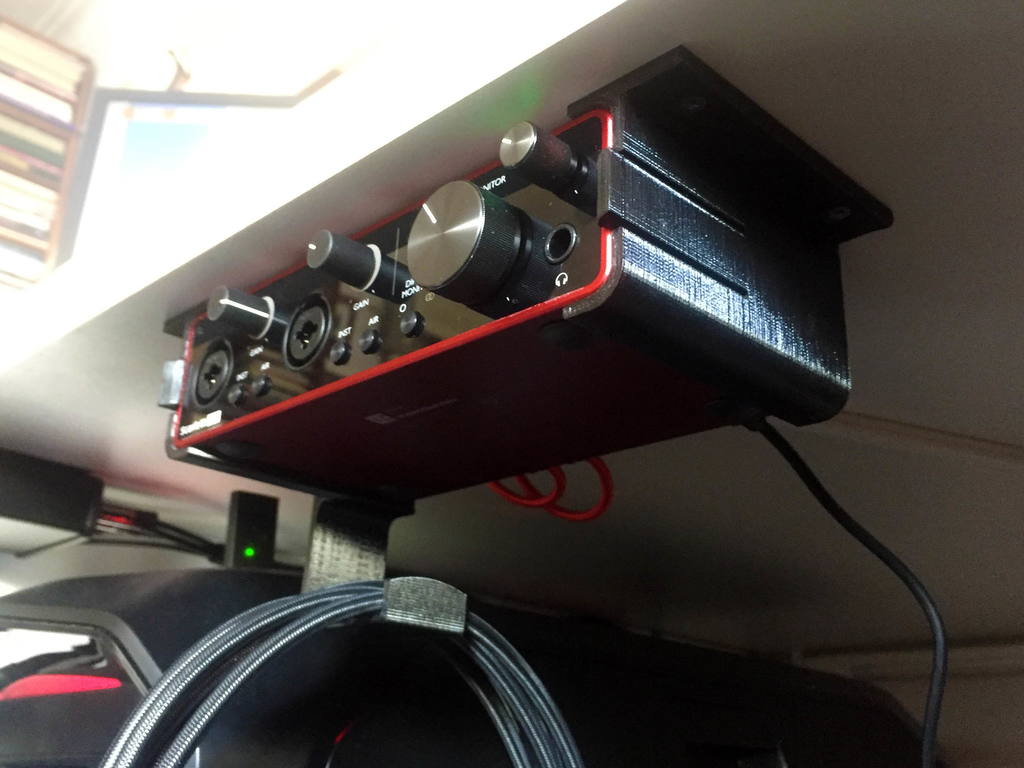Focusrite Scarlett 2i2 3e Gen Bevestiging met Kabelbeheer