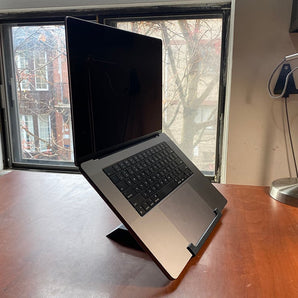 Ergonomische MacBook Pro-standaard voor 14" en 16" M1 Pro/Max-modellen