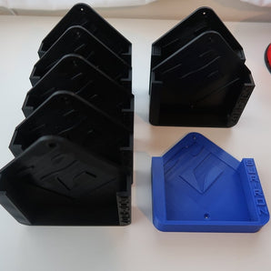 Wandmontage voor Sur-Ron Oplader (Zwarte Kabel) met Optionele Stekkerhouder