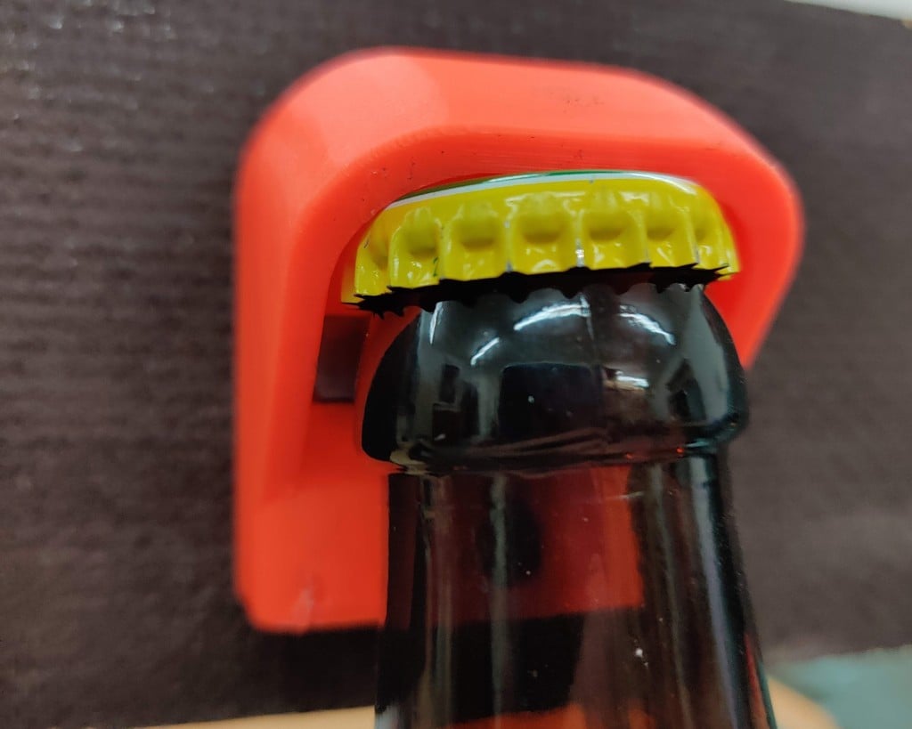 Aan de muur gemonteerde flesopener met metalen inzetstuk