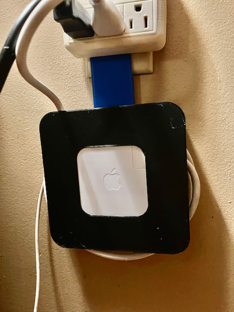 Oplaadkabelhouder en stopcontacthanger voor MacBook Pro