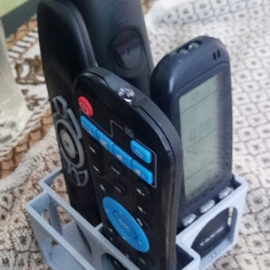 Afstandsbedieninghouder met ingebouwde smartphonestandaard