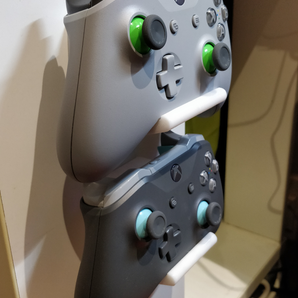 Minimalistische wandhouder voor Xbox One S en Xbox 360-controllers