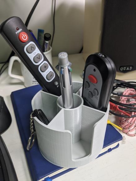 Elegante organizer voor afstandsbedieningen en pennen