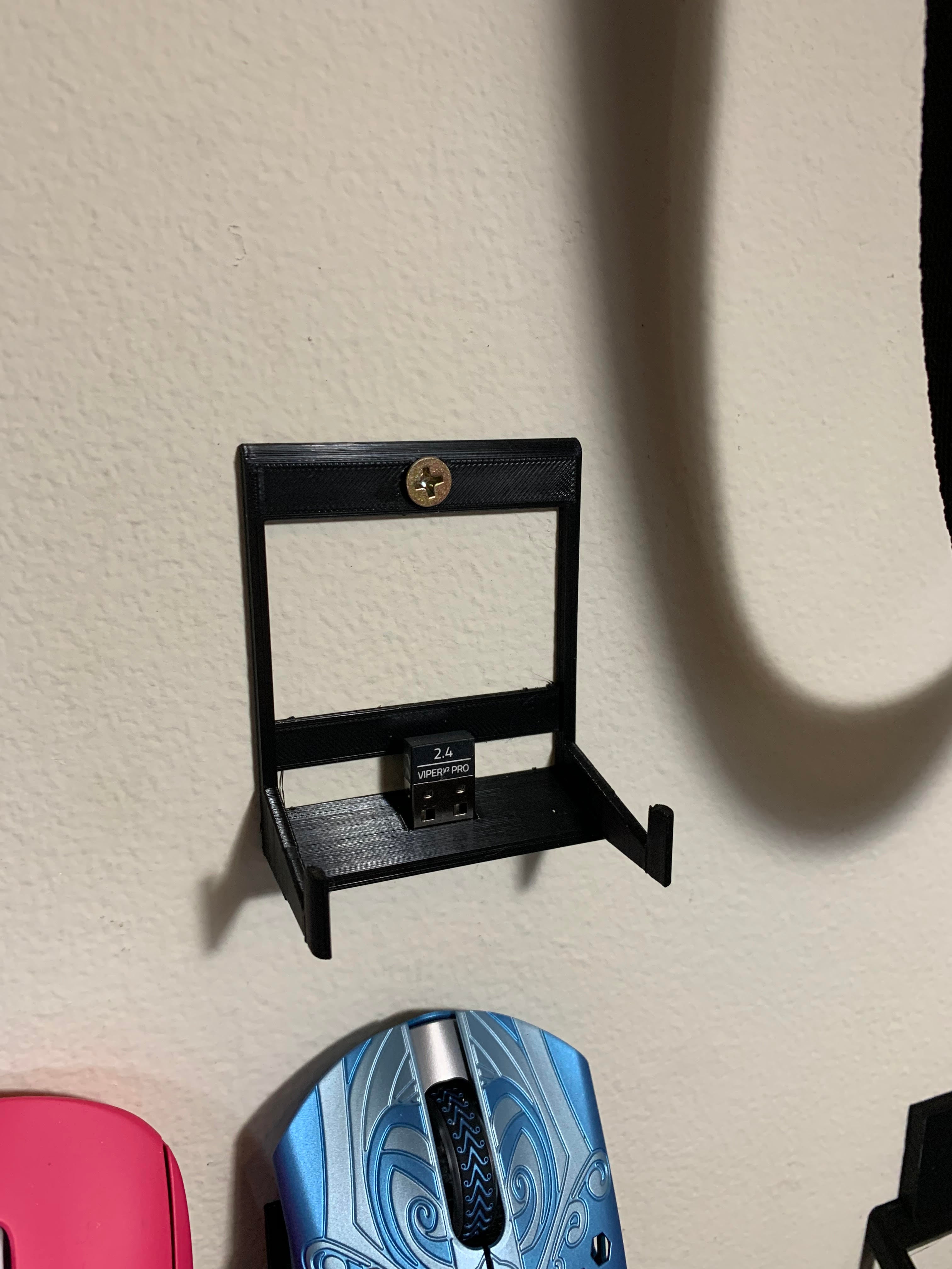 Minimalistische wandhouder voor gamingmuis met dongle-sleuf