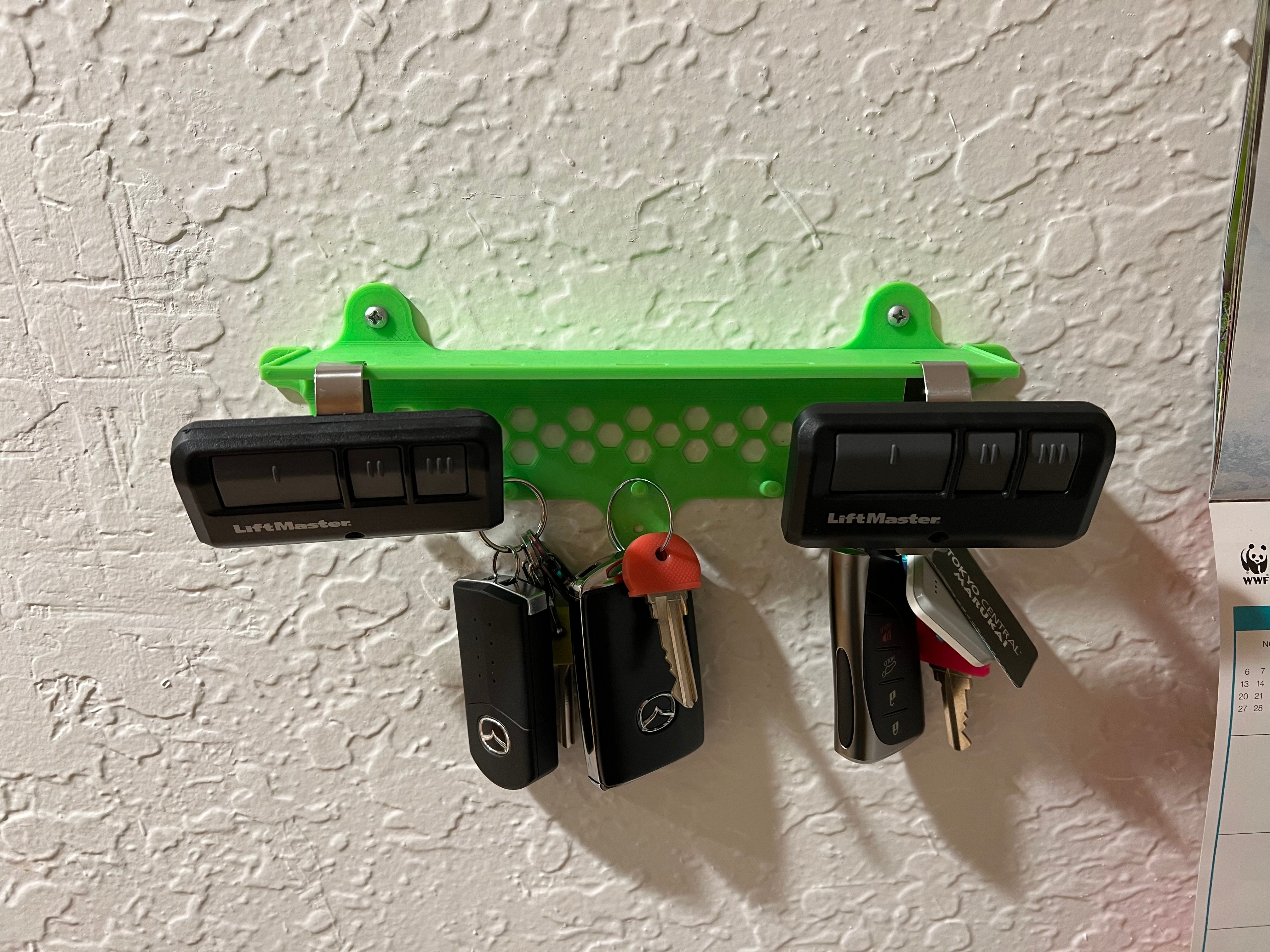 Aan de muur gemonteerde sleutelhouder met praktische plank