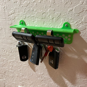 Aan de muur gemonteerde sleutelhouder met praktische plank