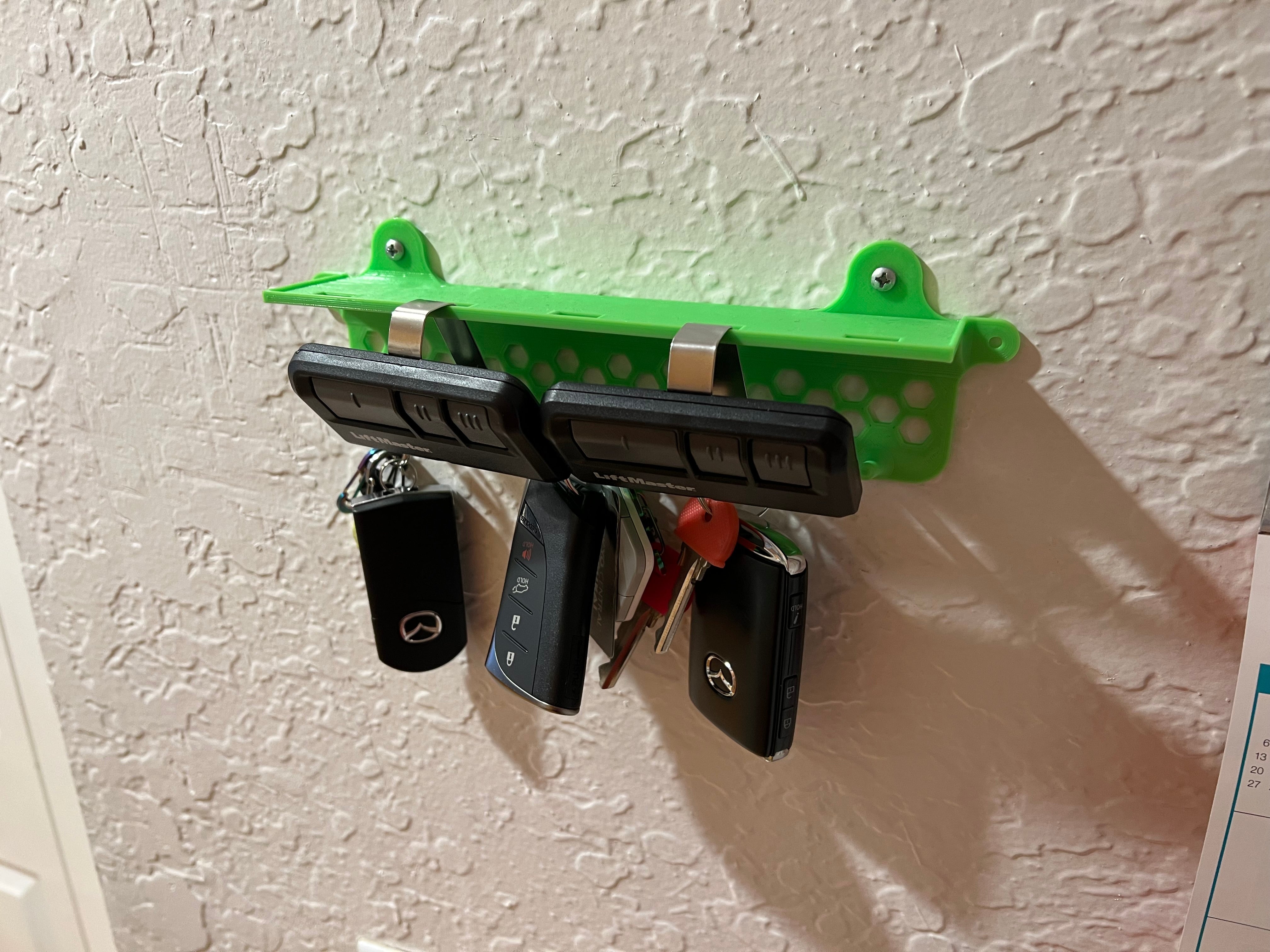 Aan de muur gemonteerde sleutelhouder met praktische plank
