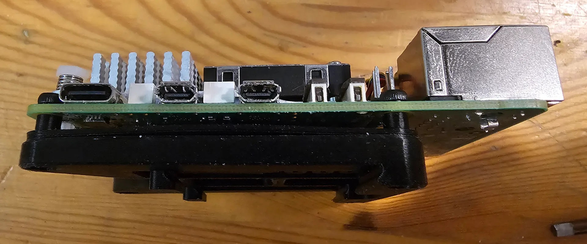 Low Profile DIN Offset Mount voor Raspberry Pi 3B, 4 of 5
