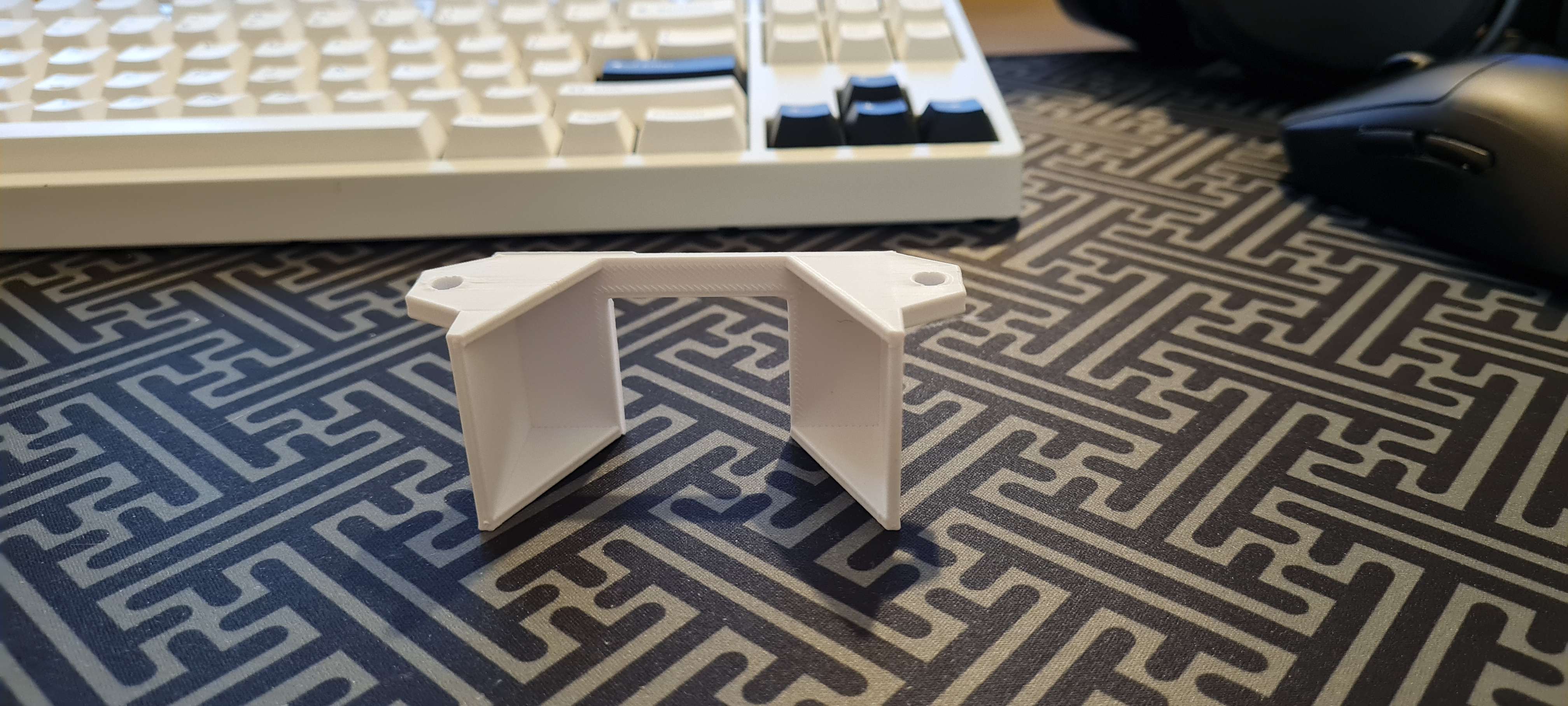 Effectieve stroomrailhouder voor montage onder het bureau