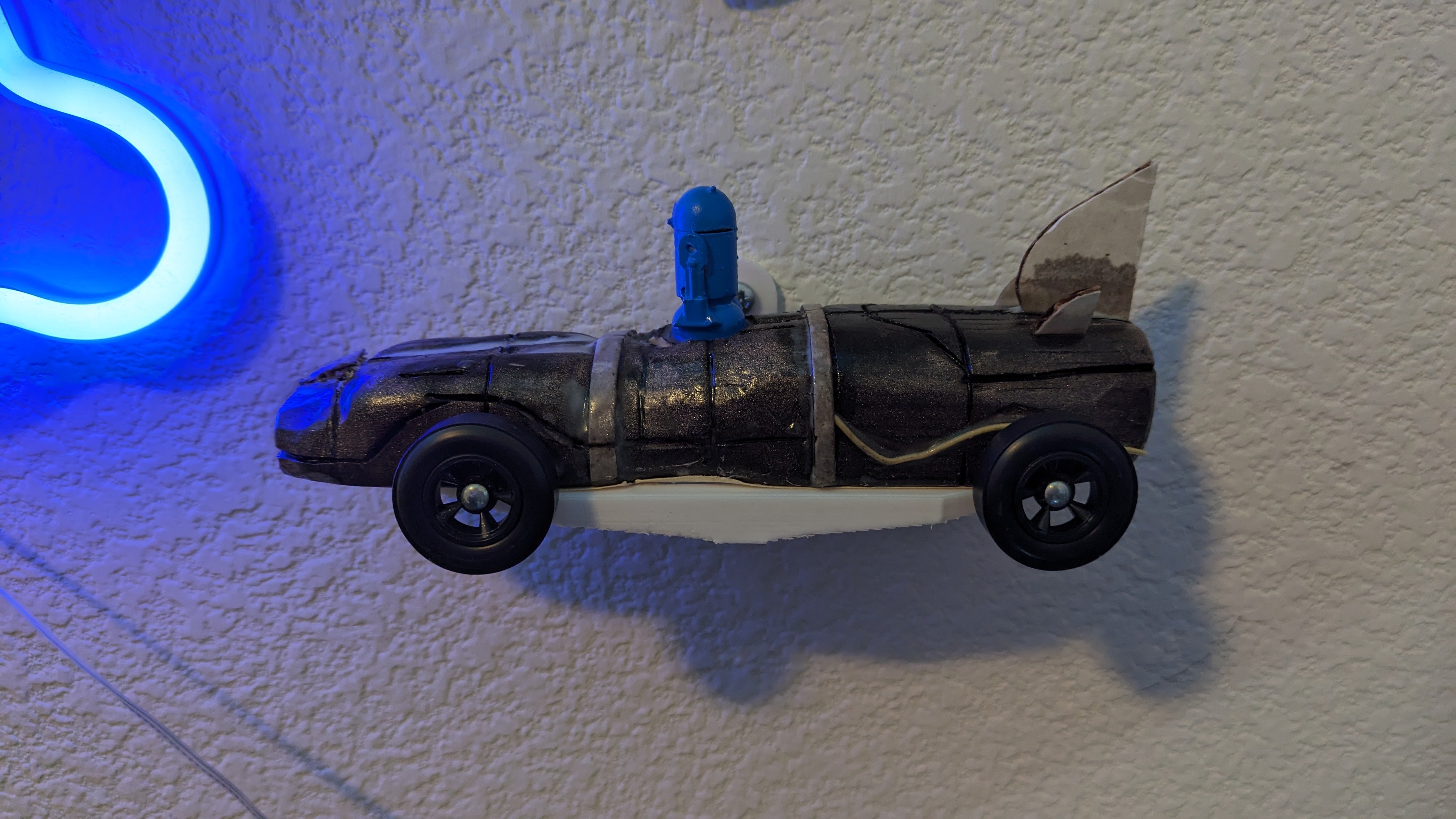 Elegante wandgemonteerde displayhouder voor Pinewood Derby-auto's