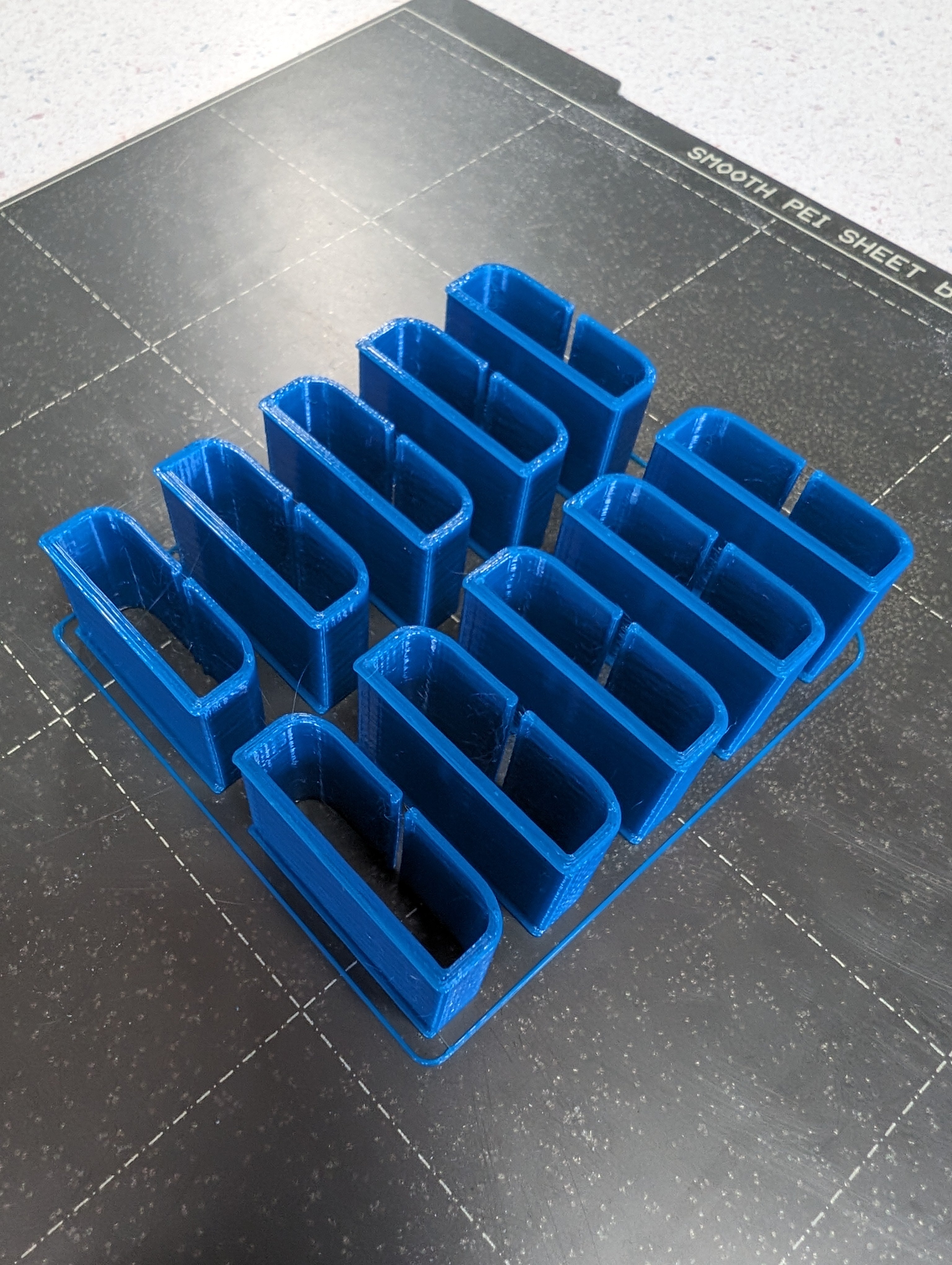 Effectieve kabelbeheerclips voor onder het bureau