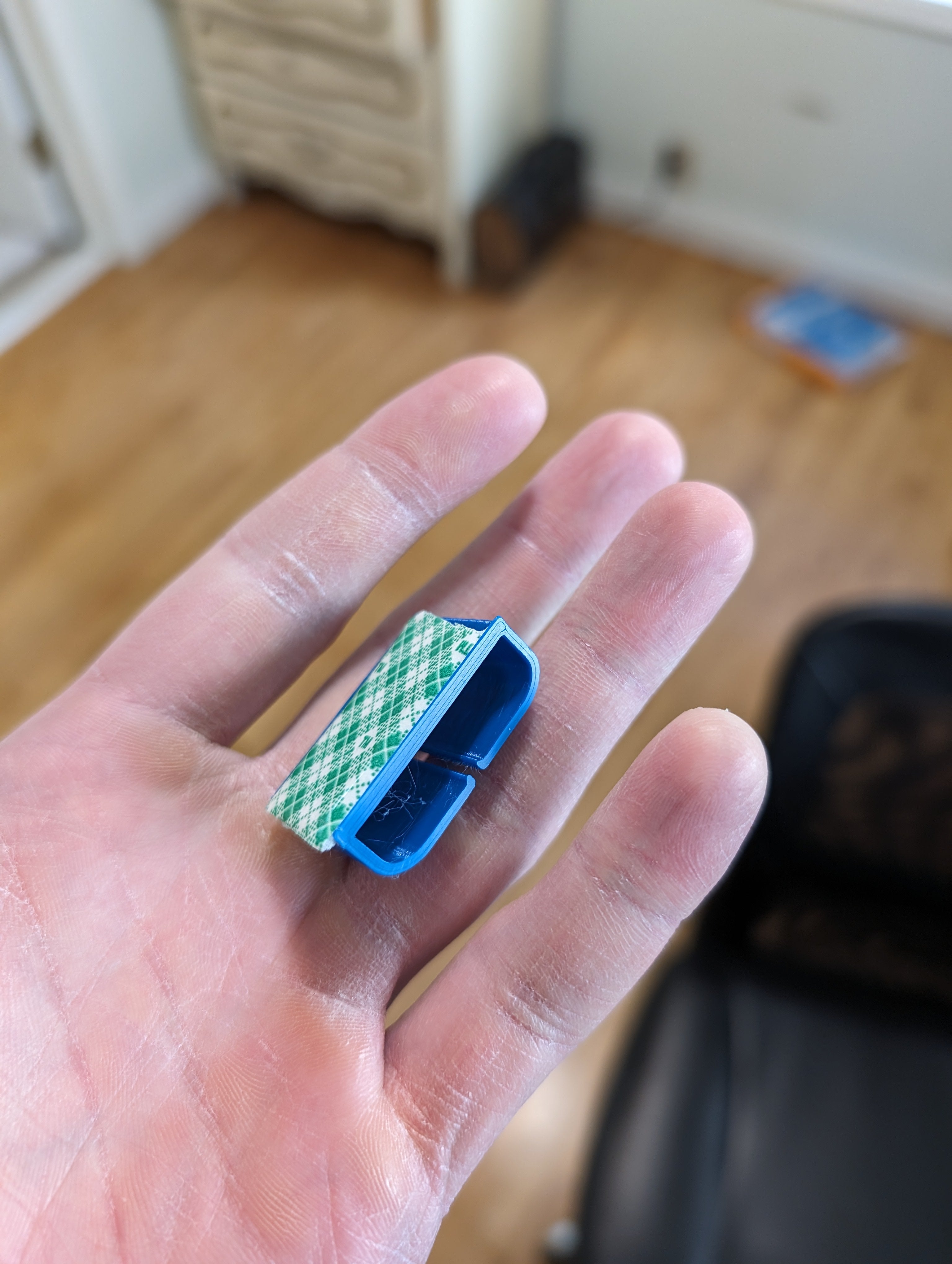 Effectieve kabelbeheerclips voor onder het bureau