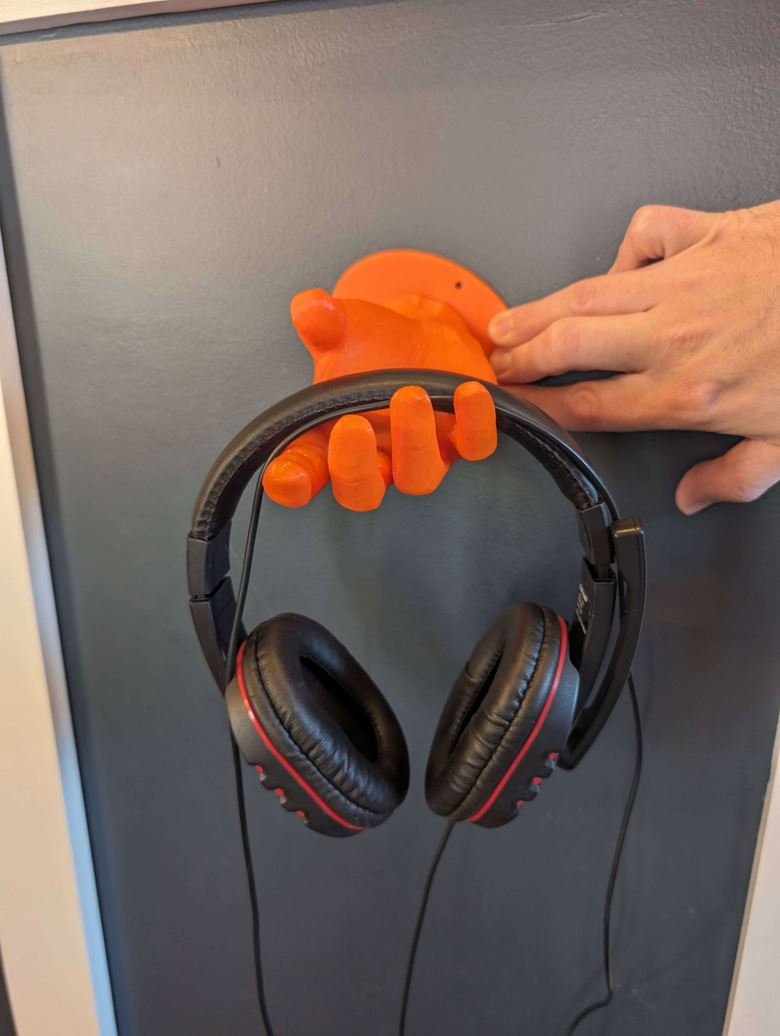 Wandmonteerbare hoofdtelefoonhouder in handvorm