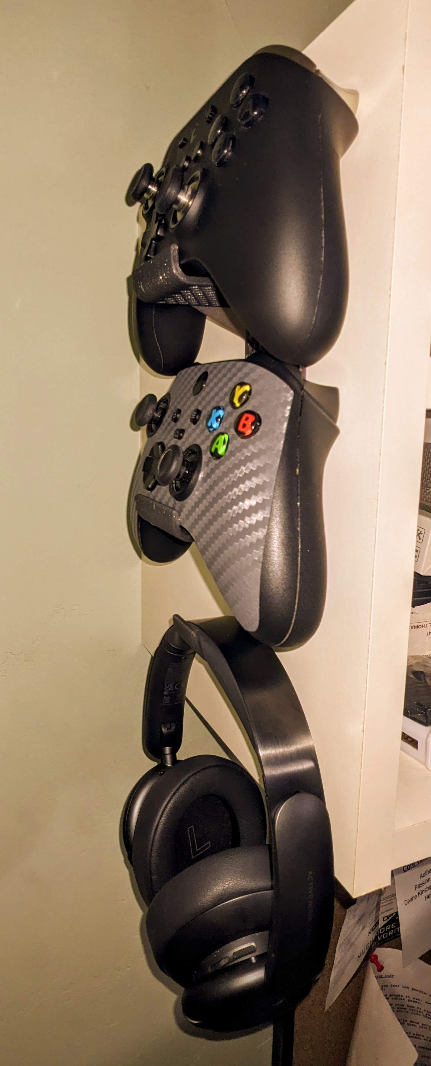 Wandgemonteerde controller- en hoofdtelefoonhouder