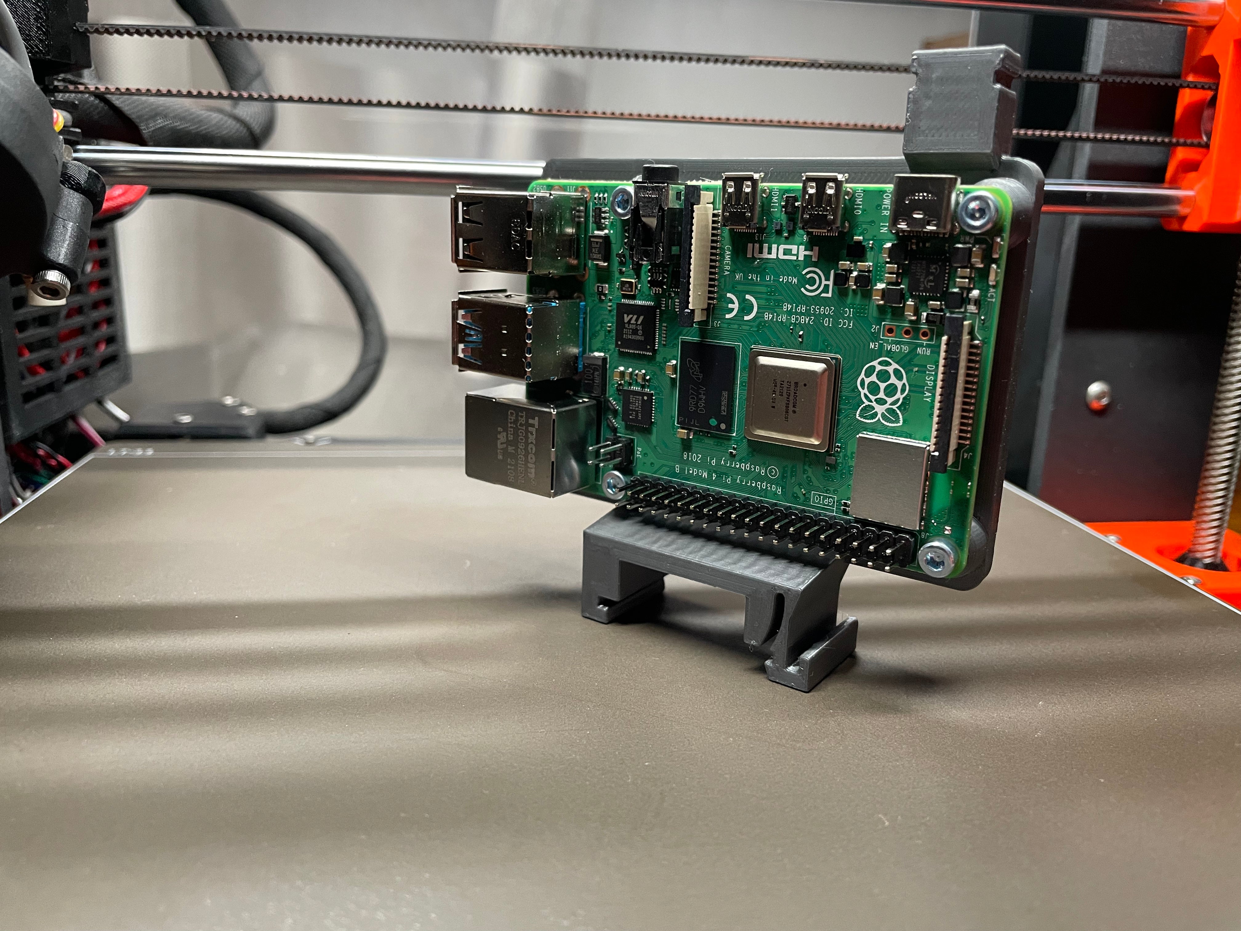 Raspberry Pi 4 / Pi 5 DIN-rail houder met M3 blindmoeren
