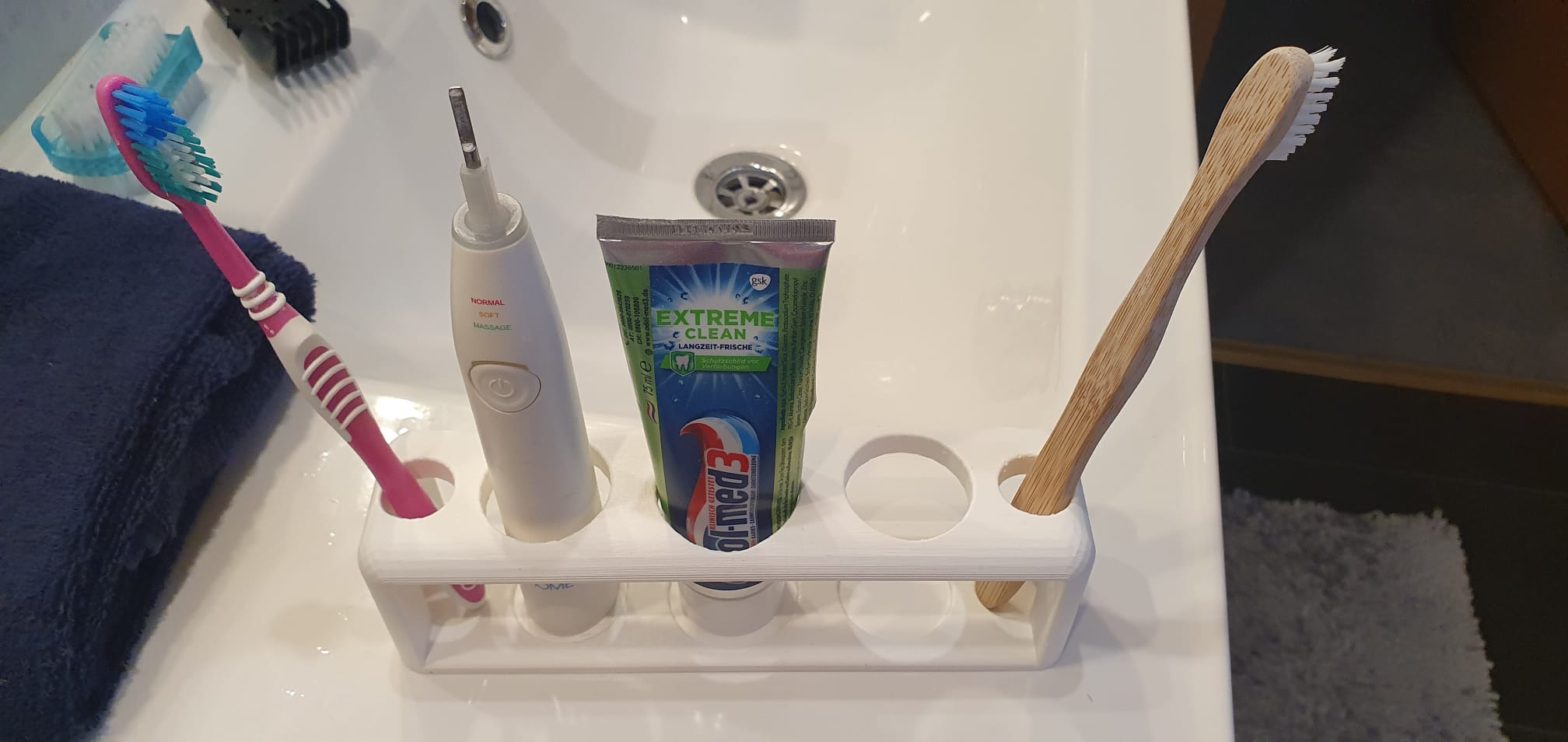 Tandenborstelhouder voor 2 normale en 2 elektrische tandenborstels met ruimte voor tandpasta