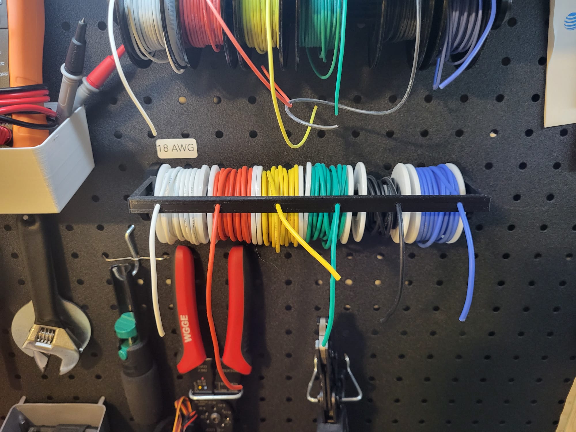 Elektrische draadhouder voor pegboard