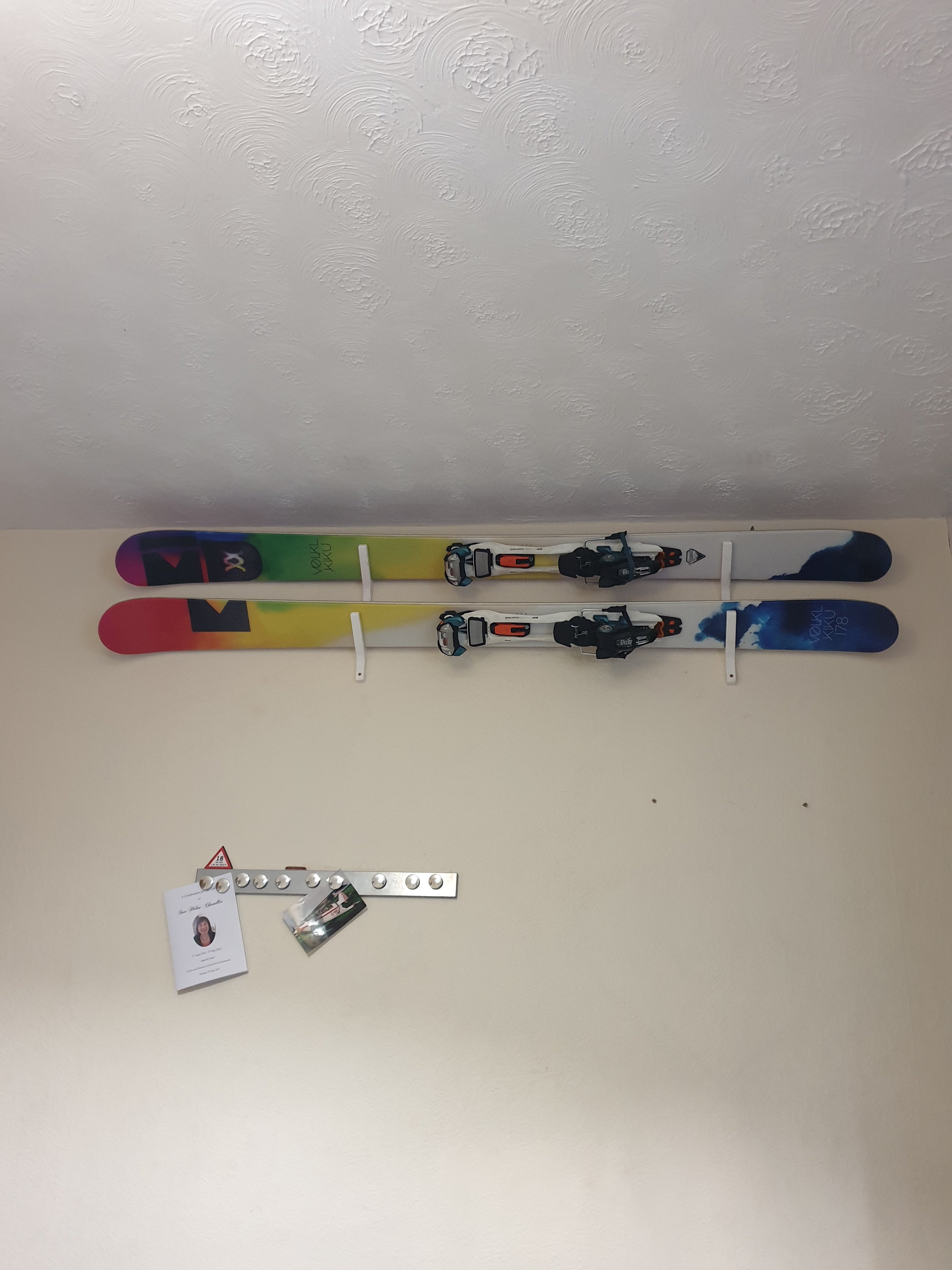 Schuine ski-muurbevestiging voor opslag en weergave