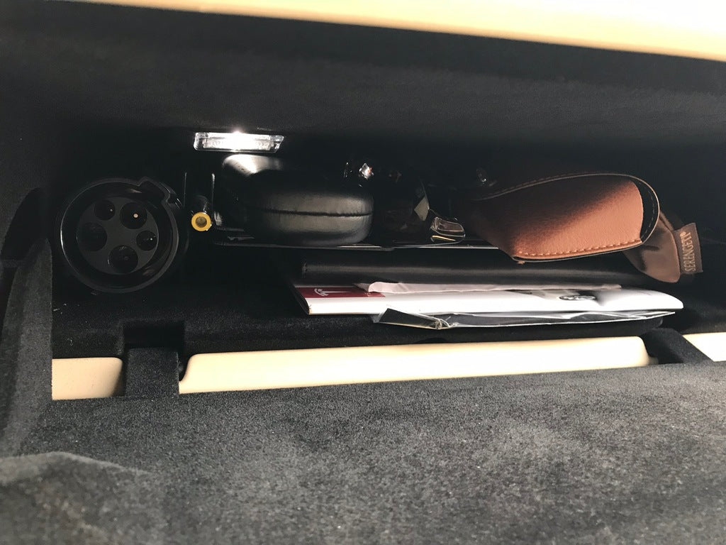 Tesla Model S dashboardkastjeplank