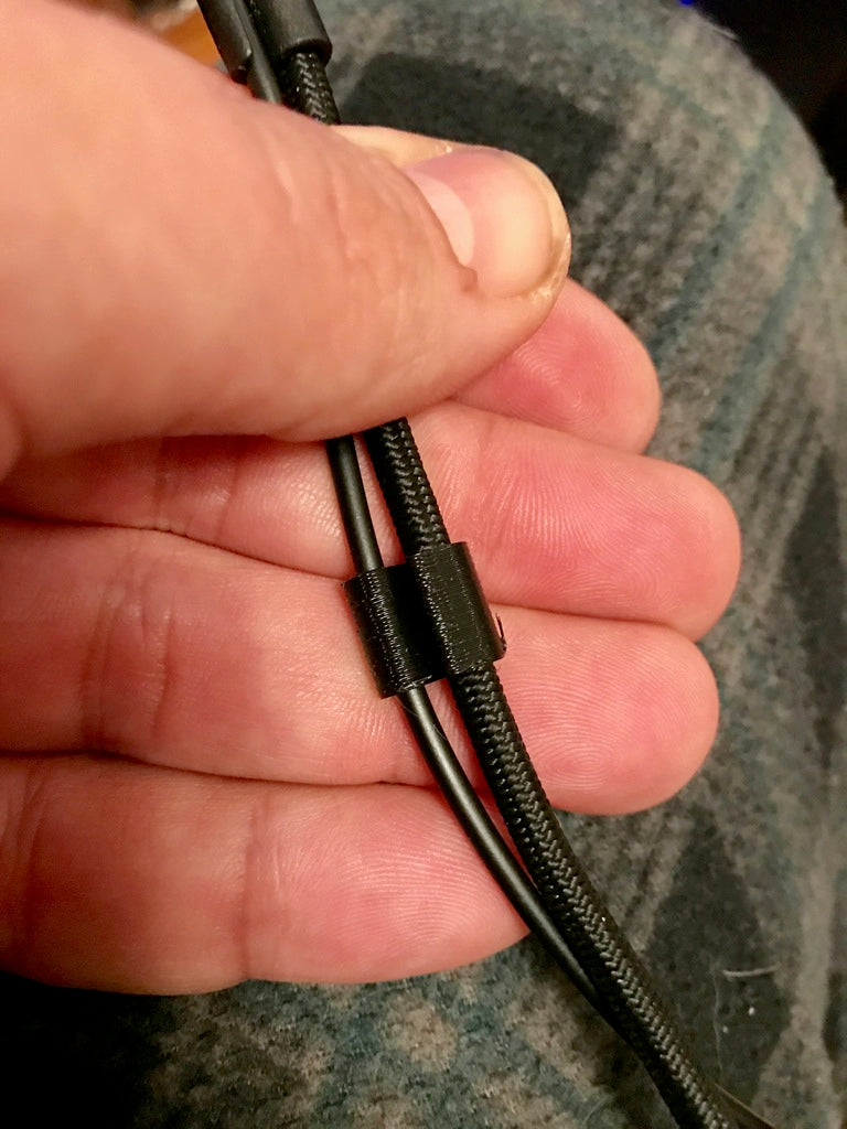 S-vormige kabelclip voor hoofdtelefoon en microfoon