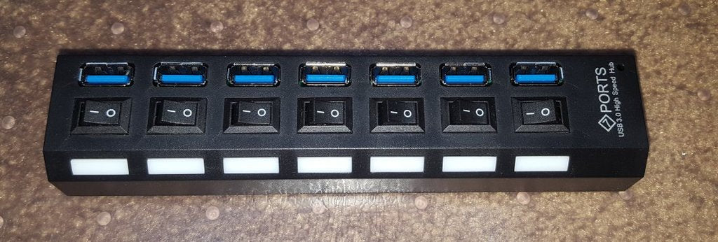 7-poorts USB-hubhouder met draadgeleider