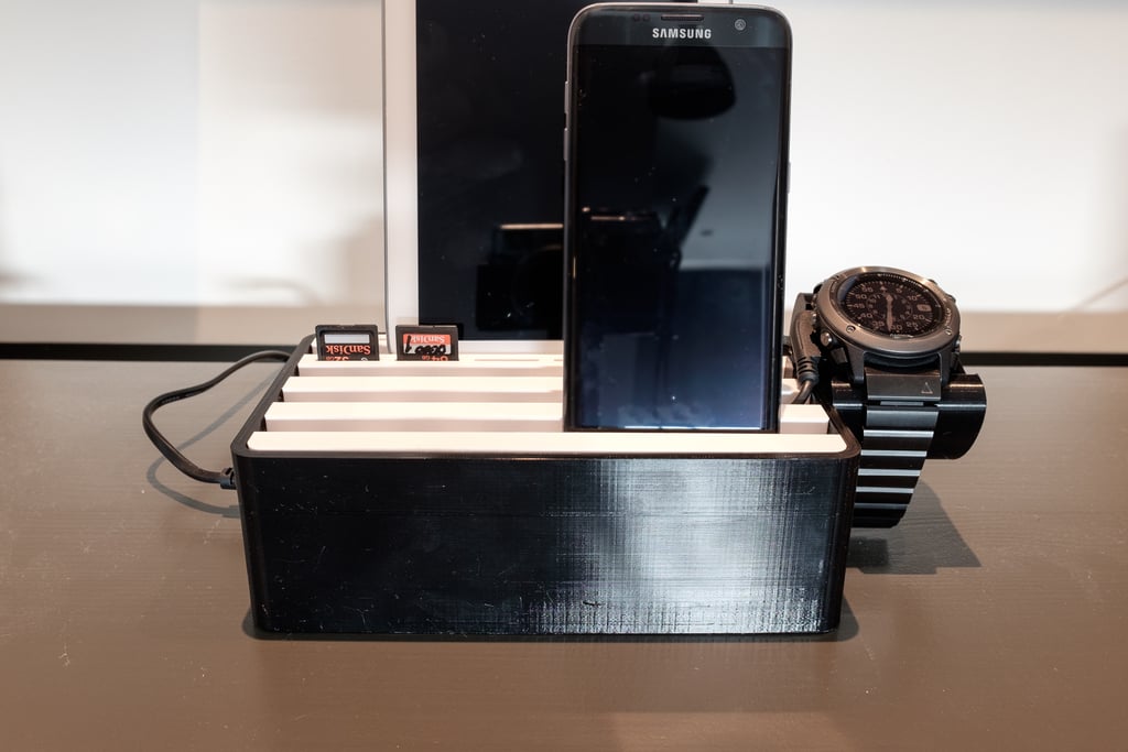 Tablet, telefoon, smartwatch, SD-kaarthouder en USB-oplader
