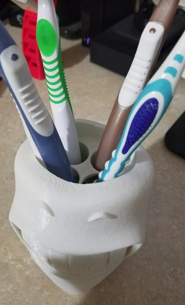 Lachende tandenborstelhouder met afvoersysteem