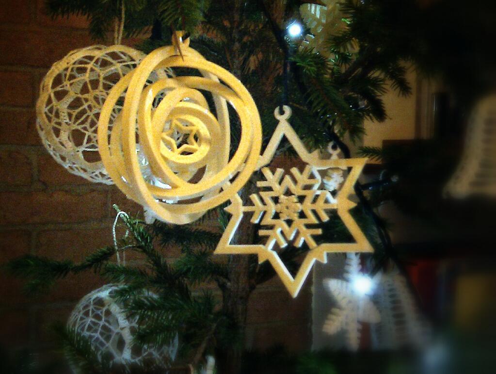 Gyroscopisch kerstornament voor in de boom